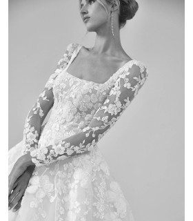 Vestido de encaje y pedrería, escote cuadrado, mangas desmontables y espalda abierta.