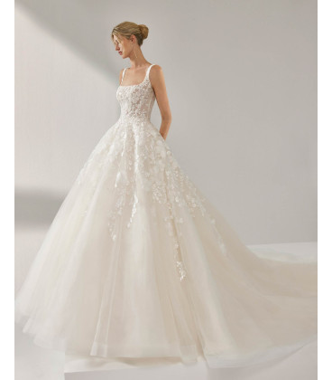 Vestido de encaje y pedrería, escote cuadrado, mangas desmontables y espalda abierta.