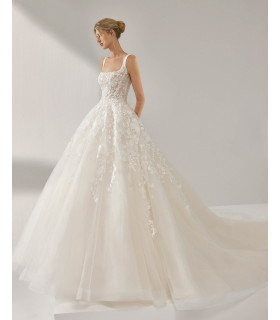 Vestido de encaje y pedrería, escote cuadrado, mangas desmontables y espalda abierta.