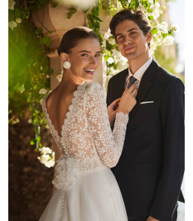 Vestido corte A con encaje y pedrería