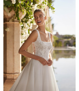 Vestido corte A con encaje y pedrería