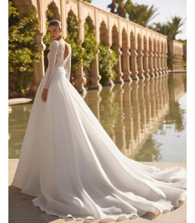 Vestido corte A con encaje y pedrería