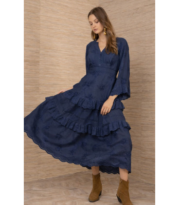 Vestido bordado, manga acampanada