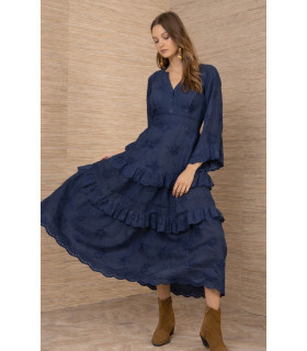 Vestido bordado, manga acampanada