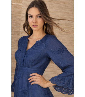 Vestido bordado, manga acampanada