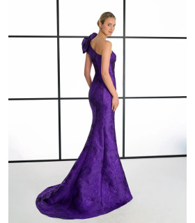 One-shoulder dress with flower