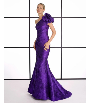 One-shoulder dress with flower