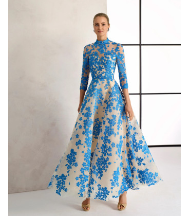 Vestido de tul de cuello alto con flores celestes