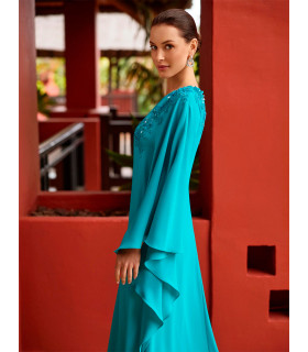 Vestido de crepe cian con mangas fluidas y pedrería.