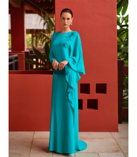 Vestido de crepe cian con mangas fluidas y pedrería.