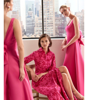 Embroidered set with shirt collar, three-quarter sleeves and waist tie.