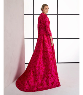 Conjunto bordado con cuello camisero, mangas tres cuartos y lazo en cintura.