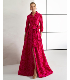 Embroidered set with shirt collar, three-quarter sleeves and waist tie.