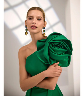 Vestido de un solo hombro con flor grande