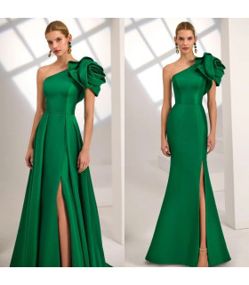 Vestido de un solo hombro con flor grande