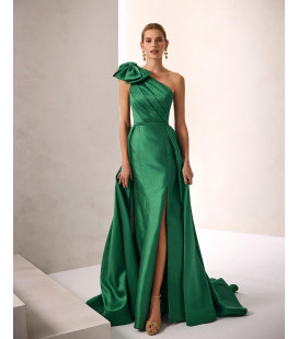 Vestido de un solo hombro con sobrefalda