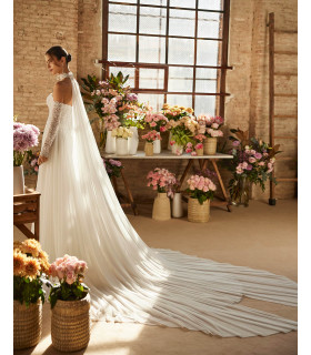 Vestido sin tirantes, blusa de encaje, falda fluida.