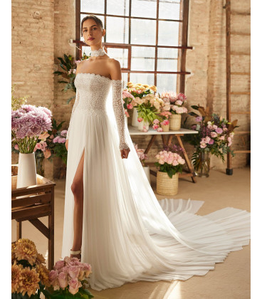 Vestido sin tirantes, blusa de encaje, falda fluida.