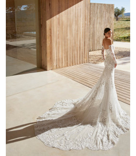 Vestido estilo sirena con encaje y pedrería, escote corazón