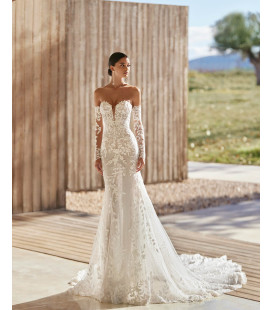 Vestido estilo sirena con encaje y pedrería, escote corazón