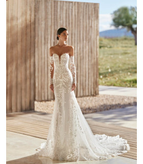 Vestido estilo sirena con encaje y pedrería, escote corazón