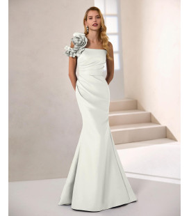 Vestido de mikado, flor en el hombro