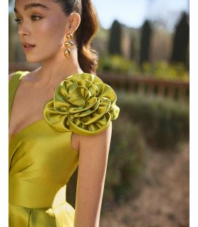 Vestido de mikado, escote V con tirantes gruesos y flor