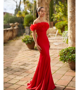 Vestido con hombros descubiertos y flores de organza en el escote.