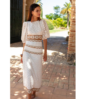 Conjunto de guipur blanco con bordado en tonos tierra