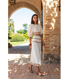 Conjunto de guipur blanco con bordado en tonos tierra