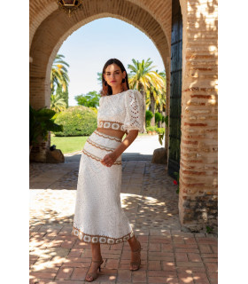 Conjunto de guipur blanco con bordado en tonos tierra