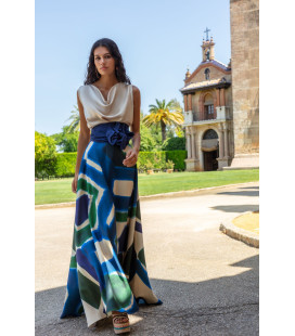 Conjunto de blusa y falda larga en tonos fríos