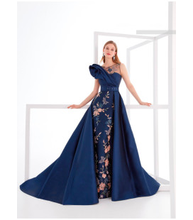 Vestido de piqué con pedrería en la falda y un gran volante lateral.