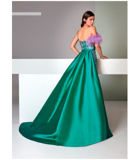 Piqué and tulle dress embroidered with rhinestones, with feathers on the shoulder