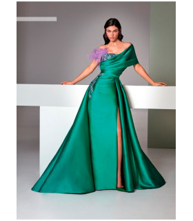 Vestido de piqué y tul bordado con pedrería, con plumas en el hombro