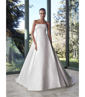 Vestido strapless en corte-A en mikado