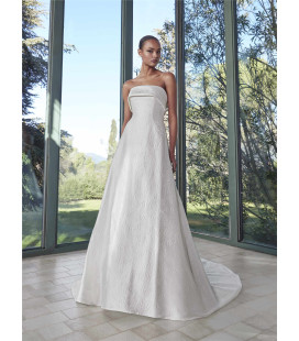 Vestido strapless en corte-A en mikado