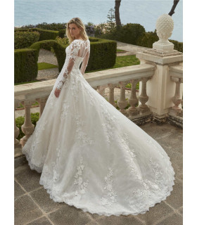 Vestido strapless de corte princesa con encaje floral