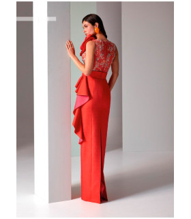 Mermaid-style dress with peplum and ruffles, large flower on the shoulder