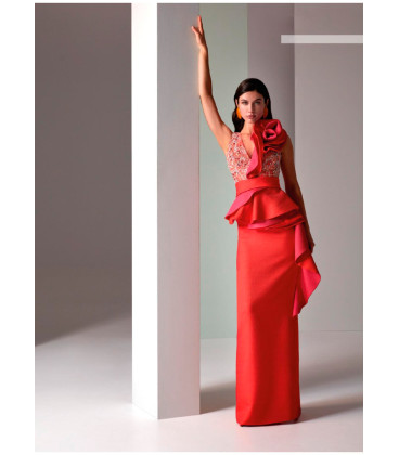 Mermaid-style dress with peplum and ruffles, large flower on the shoulder