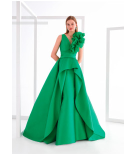 Vestido de piqué con escote en V y flor de organza en el hombro