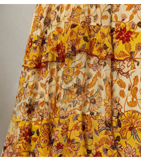 Vestido de tirantes con estampado floral en tonos cálidos