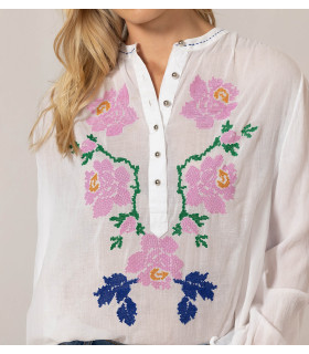 Blusa blanca con rosas bordadas