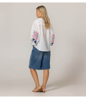 Blusa blanca con rosas bordadas