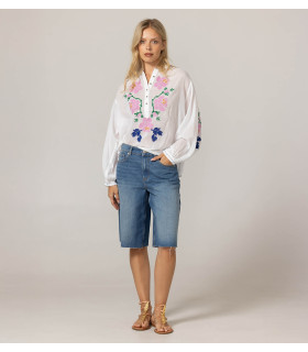 Blusa blanca con rosas bordadas
