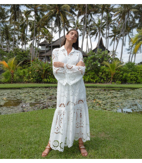 Vestido calado con mangas largas acampanadas