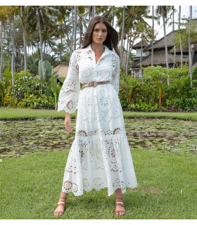 Vestido calado con mangas largas acampanadas