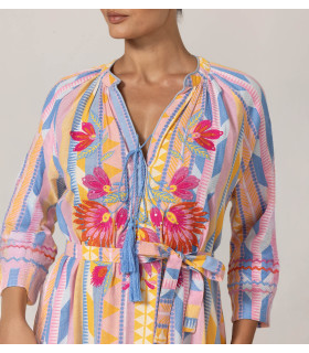 Vestido multicolor con bordado floral en el pecho