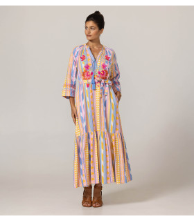 Vestido multicolor con bordado floral en el pecho