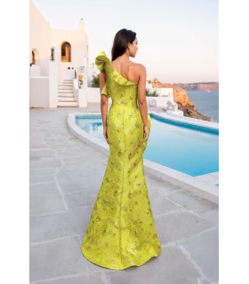 Vestido de un hombro con volantes